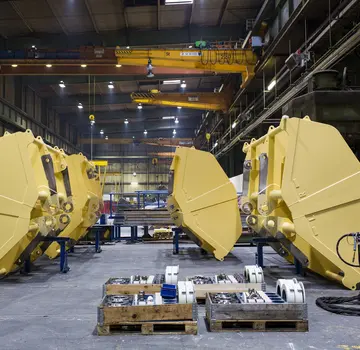 In Salzgitter werden Greifer in einer Halle produziert. (Bildrechte: Salzgitter Maschinenbau AG)
