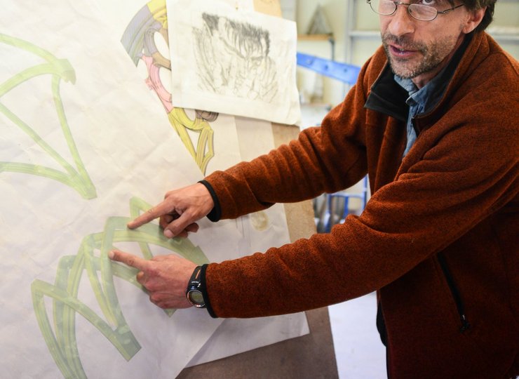 Ein Lehrer zeigt auf das Modell eines Kreuzrippengewölbes in der Steinmetzschule Königslutter.