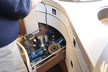 Eine Schublade mit Küchengeräten in der Küche eines Wohnwagens.