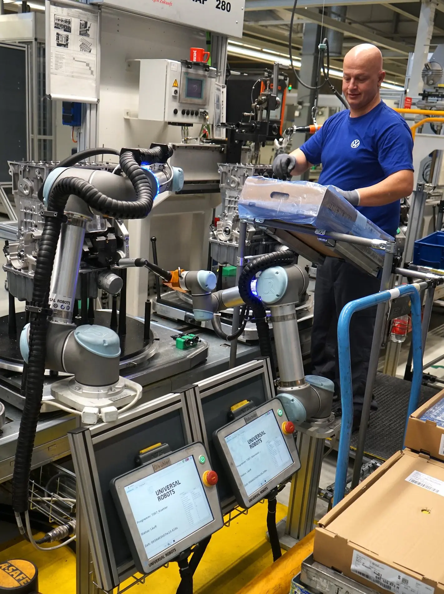 VW-Mitarbeiter und seine beiden elektronischen Kollegen bei der Arbeit