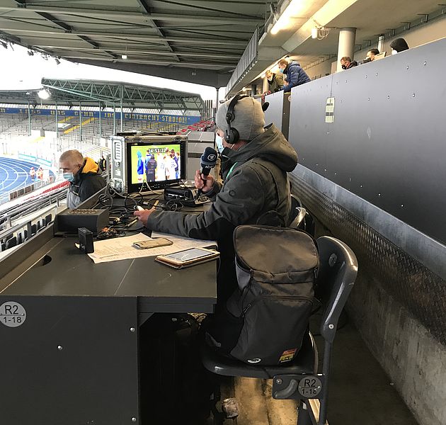 Ein Rundfunk-Reporter im Eintracht-Stadion. (Bildrechte: Kay Rohn)