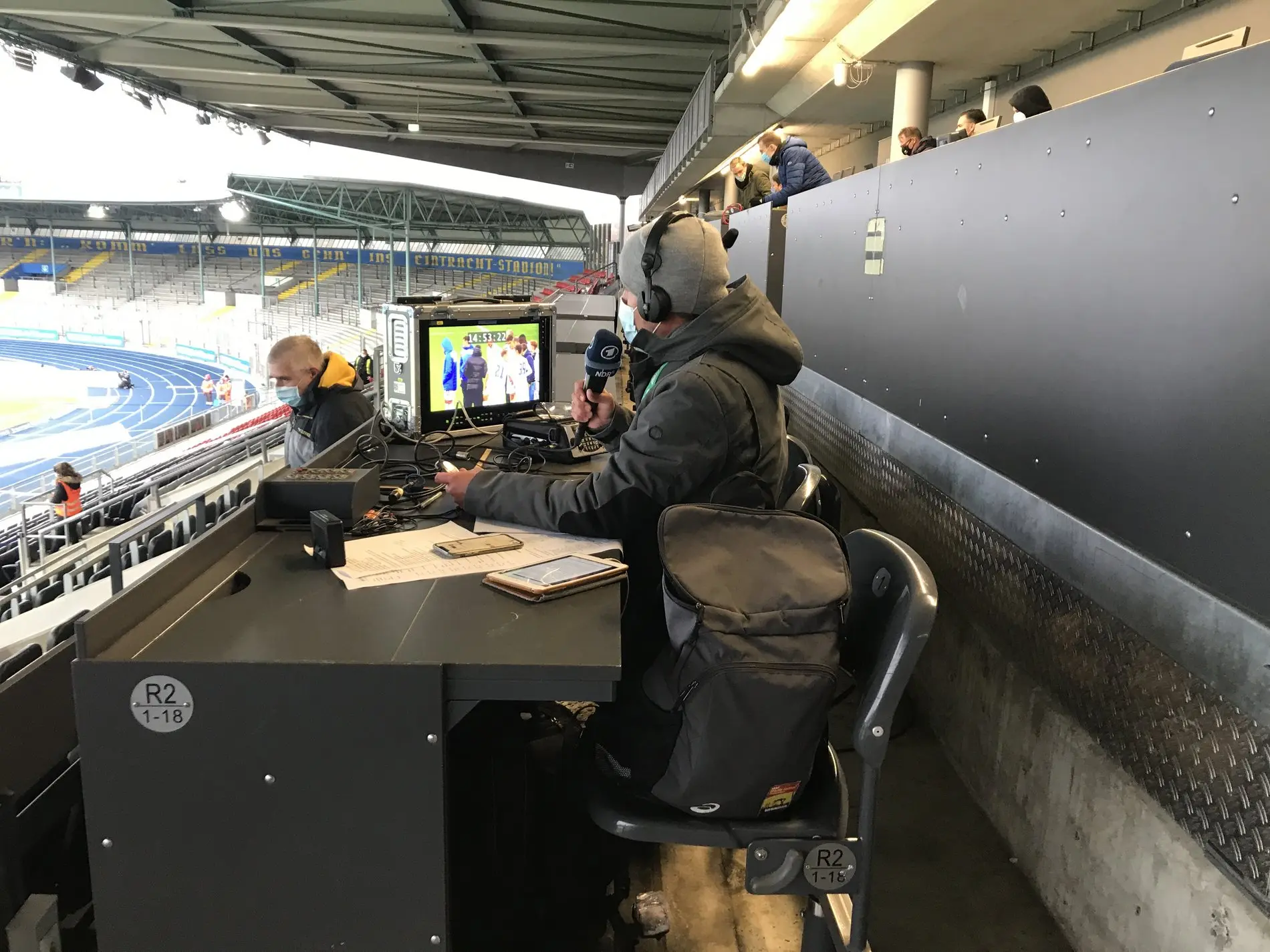 Ein Rundfunk-Reporter im Eintracht-Stadion.
