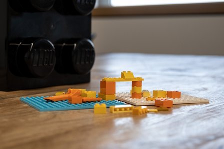 Legosteine auf einem Tisch bei den Stadtwerken Wolfsburg.