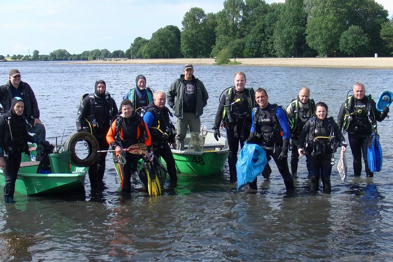 Die Vereinsmitglieder des TG Sepia in Salzgitter stehen am Salzgittersee.