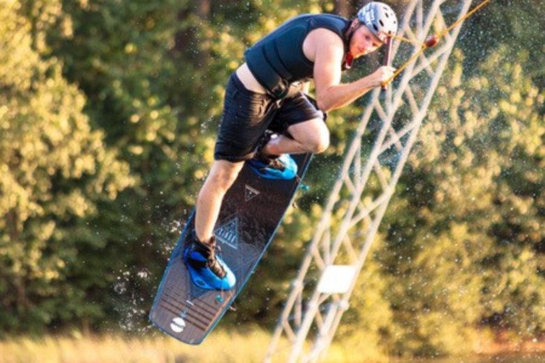 Daniel Wehmann bei einem Trick auf dem Wakeboard. 
