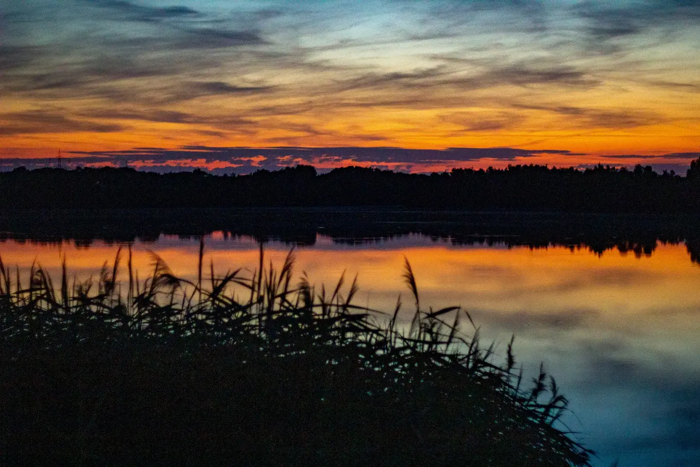Sonnenuntergang über einem See bei Peine.