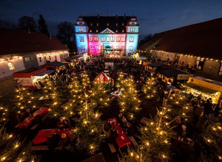 Weihnachtsmarkt bunt beleuchtet vor Schloss Salder