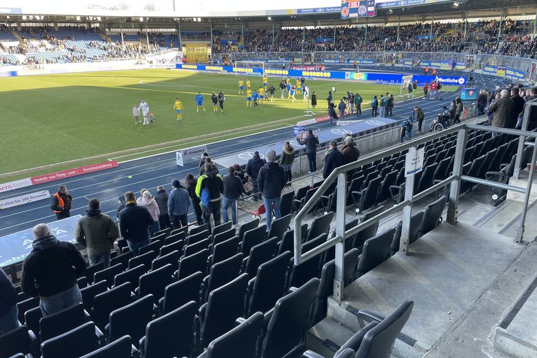 Fußballspieler verabschieden sich von ihren Fans.