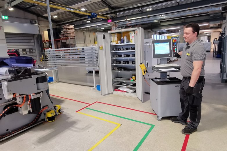 Sebastian Wagner bei Hoffmann Lengede steht an einer Dornbiegmaschine.