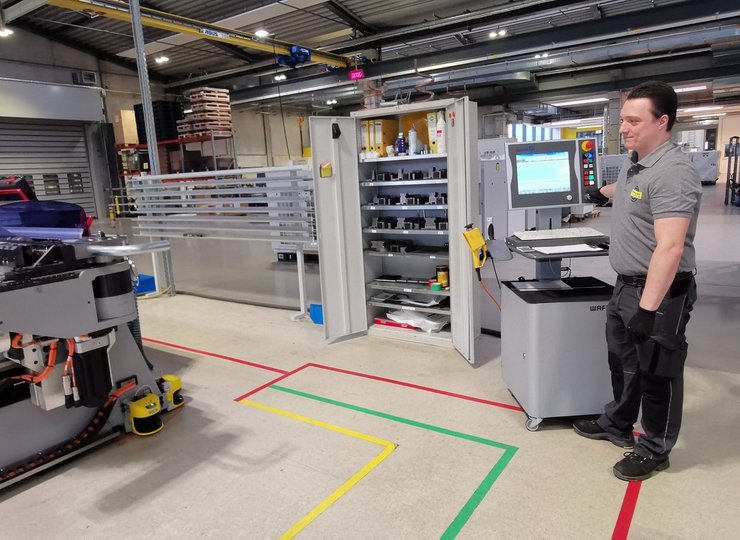 Sebastian Wagner bei Hoffmann Lengede steht an einer Dornbiegmaschine.