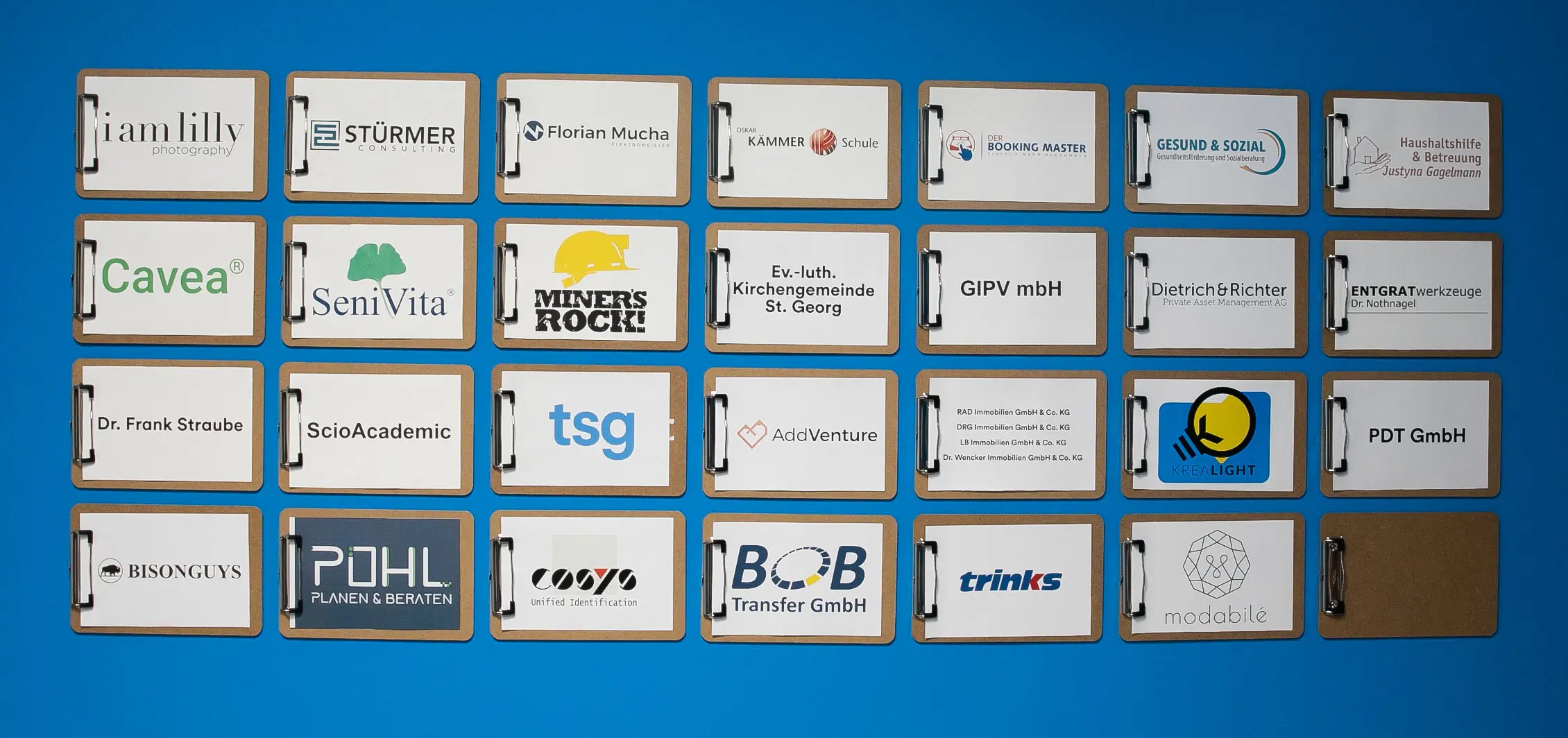 Firmenschilder auf blauem Grund im Goslarer sharedspace.