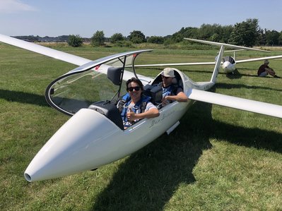 Ein Zweisitzer auf dem Flugplatz.