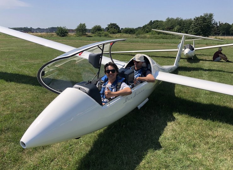 Ein Zweisitzer auf dem Flugplatz.