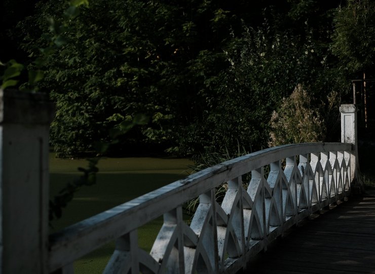 In den Schlosspark führt die chinesische Brücke. 