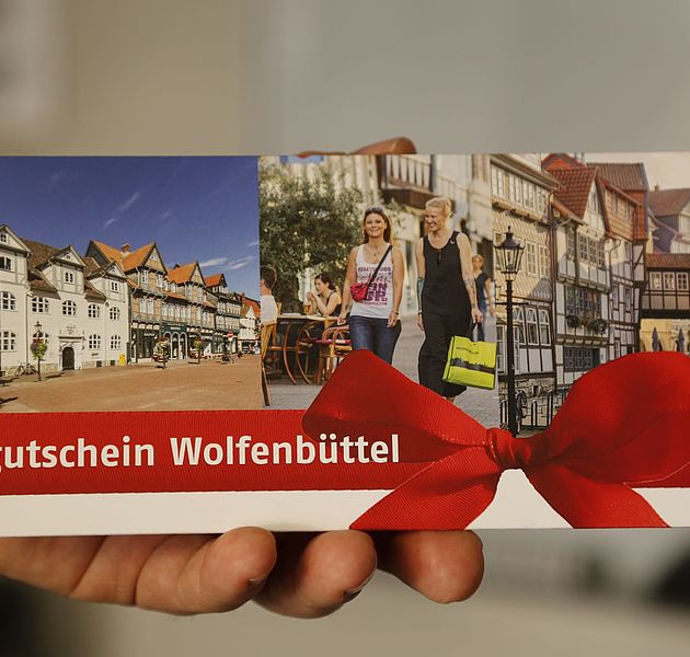 Der Citygutschein für Wolfenbüttel in einem Umschlag. (Bildrechte: Stadt Wolfenbüttel)