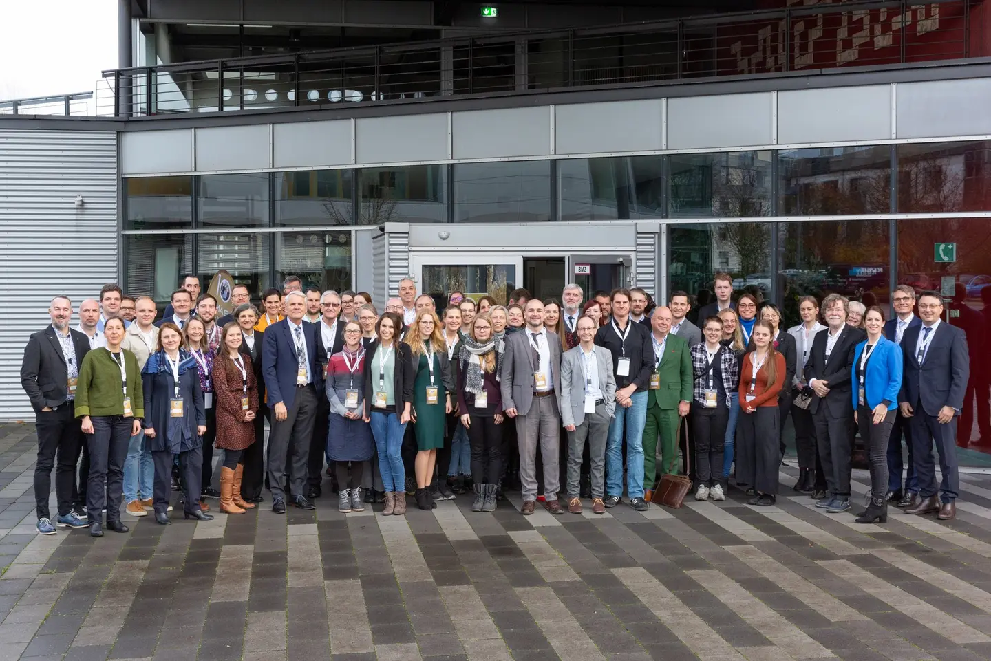 Eine Menschengruppe, das YUMAB Team, steht vor einem Gebäude.