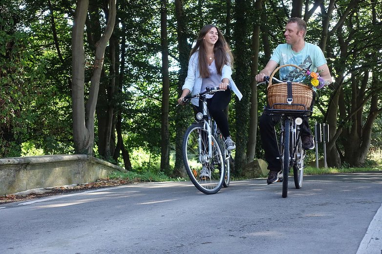 Eine Frau und ein Mann fahren Fahrrad.