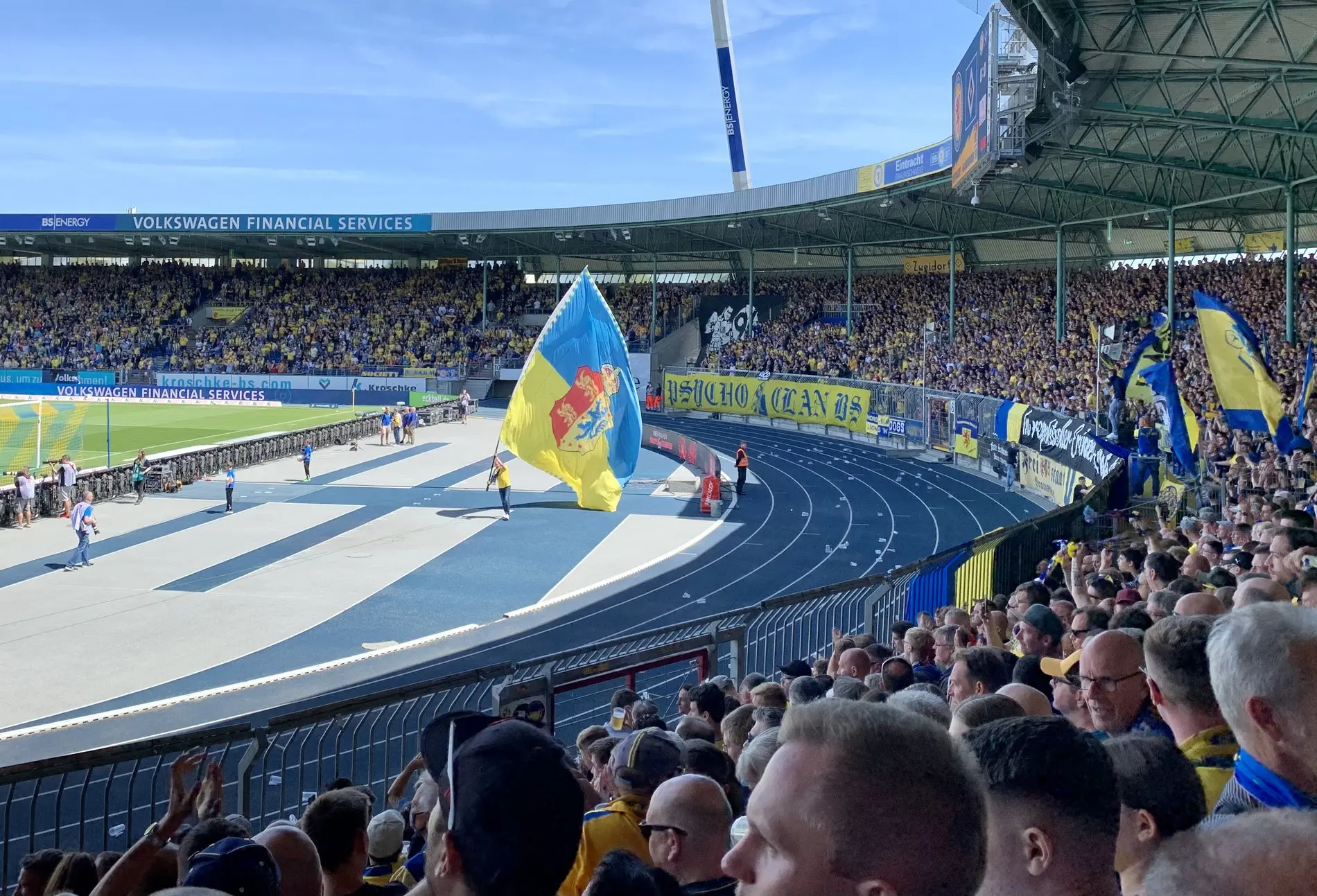 Unerschütterliche Unterstützung bekommt die Braunschweiger Elf aus der Südkurve.