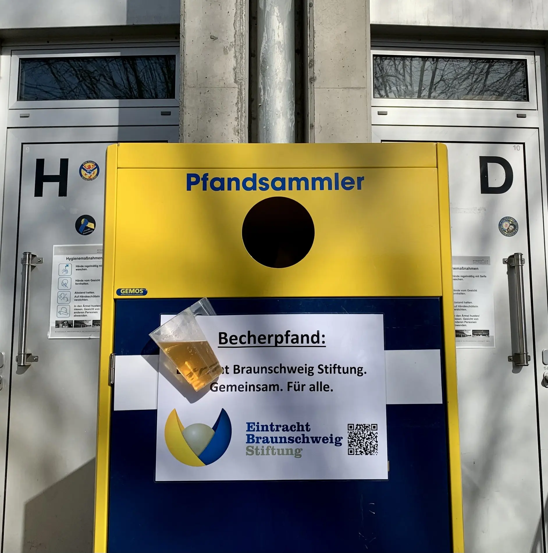 Ein Gerät zum Pfandsammeln.