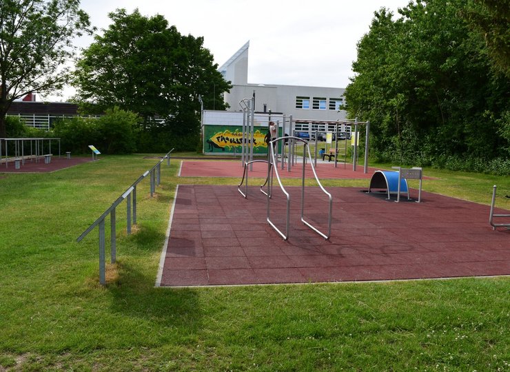 Auf einer Calisthenics-Fitnessanlage wird mit dem eigenen Gewicht trainiert.