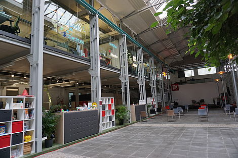 Eine ehemalige, mit modernen Büroräumen umgebaute Fabrikhalle.
