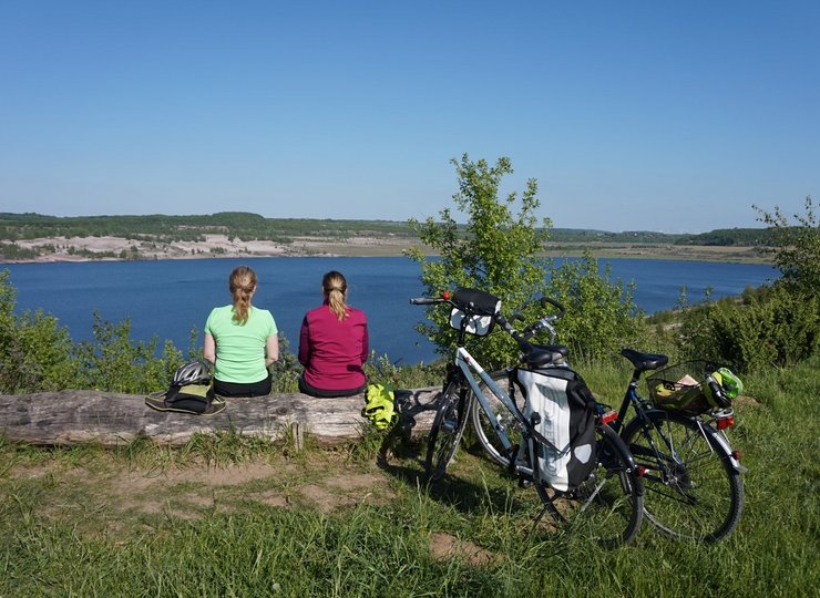 Zwei Radfahrerinnen entspannen am Lappwaldsee