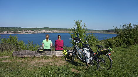 Zwei Radfahrerinnen entspannen am Lappwaldsee