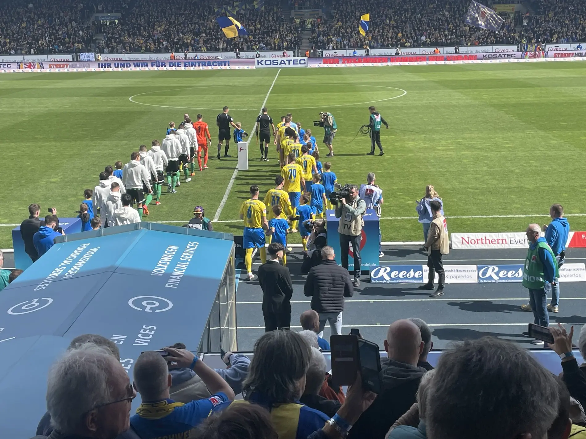 Beide Teams laufen im Stadion von Eintracht Braunschweig auf den Rasen. 