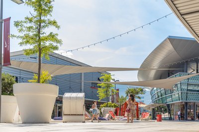 Man blickt auf Geschäfte in den Ladenzeilen der Designer Outlets Wolfsburg.