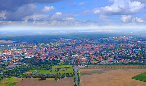 Weiter Blick über Helmstedt aus der Luft im Sommer.