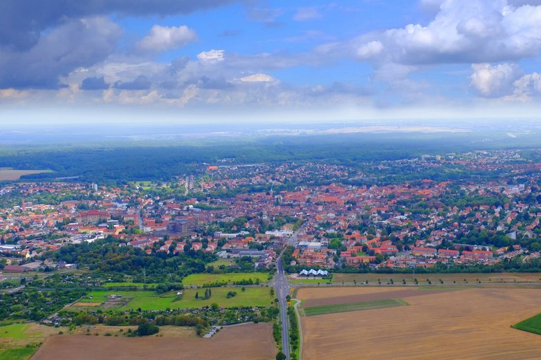 Weiter Blick über Helmstedt aus der Luft im Sommer.