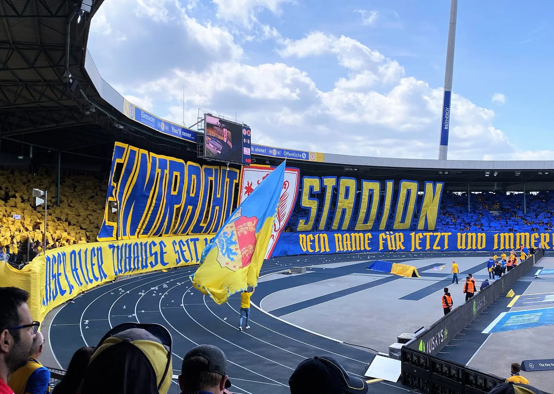 Fußballfans zeigen eine Choreografie.