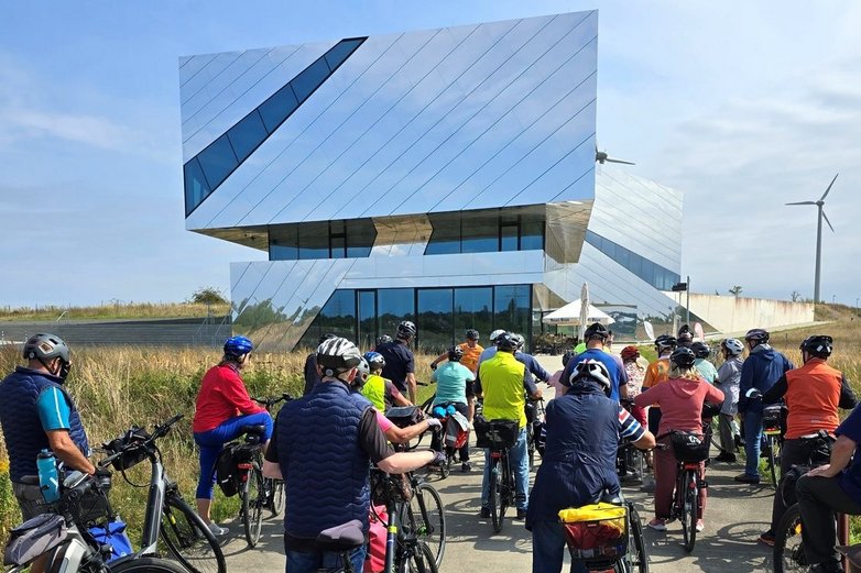 Gruppe Radfahrer am Forschungsmuseum Schöningen