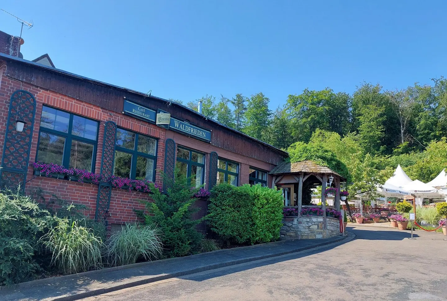 Ein Café, Bäume im Hintergrund.