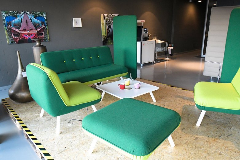 Eine hell- und dunkelgrüne Tisch- und Sitzgruppe.