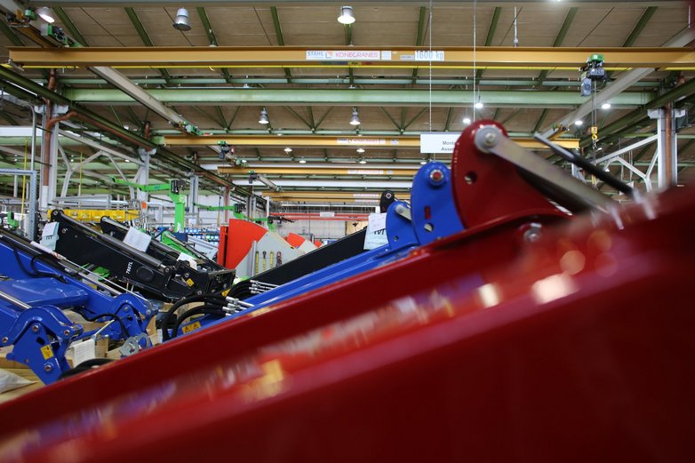 In Lengede steht die Lagerhalle von Stoll, hier warten die Frontlader auf ihren Einsatz.  