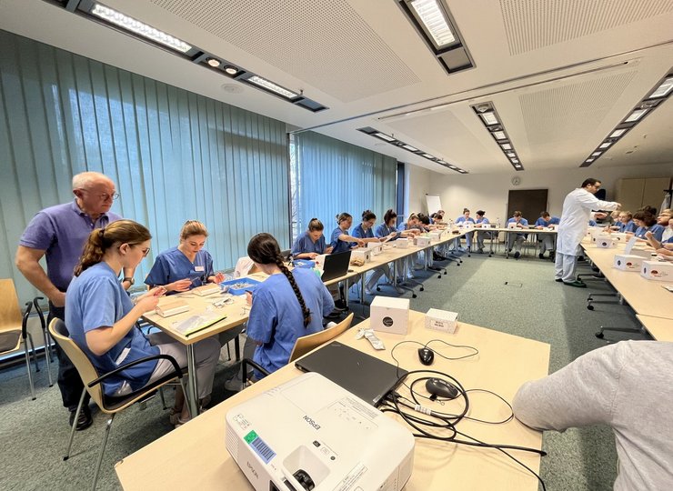 Der Nahtkurs mit Studierenden aus Göttingen und ihre Betreuer Professor Dr. Stojanovic (l.) und Dr. Khelil (r. im weißen Kittel).