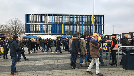 Vor dem Stadion warten Eintracht-Fans.