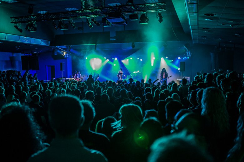 "Volle Hütte" bei Doro und ihrer Band. Musik im Hallenbad Wolfsburg lockt oft viele Fans an.