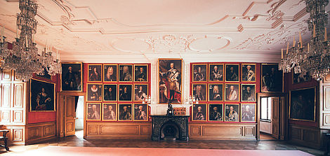 Blick in den Rittersaal in Lucklum: Man sieht eine imposante Gemäldegalerie.