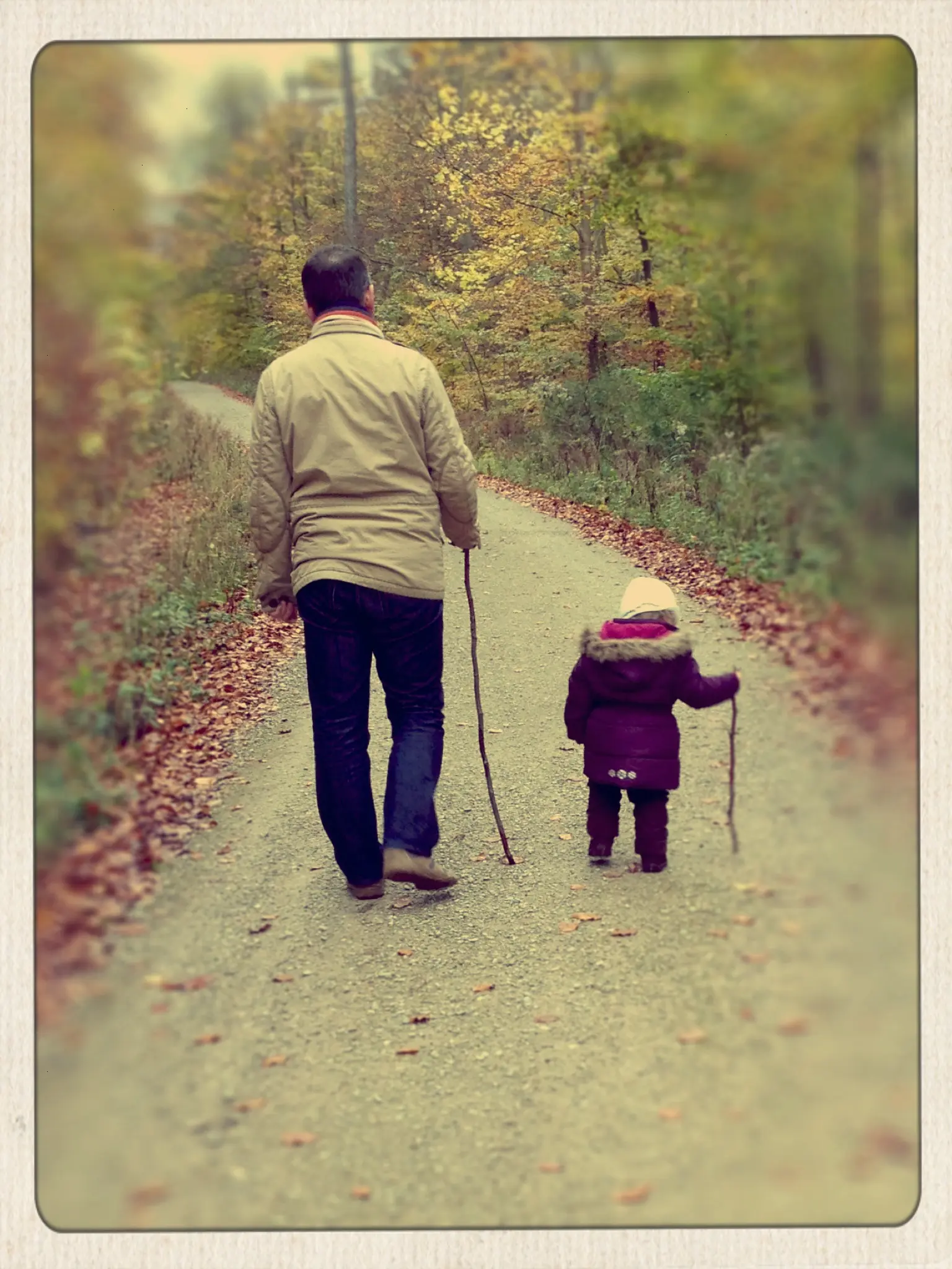 Ein großer und ein kleiner Spaziergänger in Salzgitter, beide mit Spazierstock.