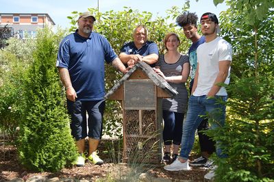 Freiwillige der Freiwilligenagentur Jugend-Soziales-Sport e.V. nebst ihrem selbstgebauten Insektenhotel.