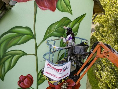 Street Art Künstler dürfen sich an riesigen Hauswänden austoben.