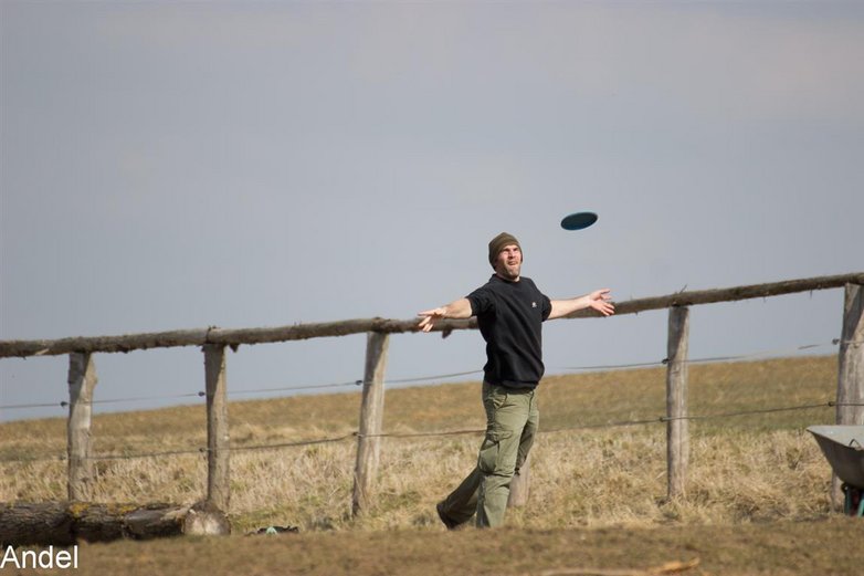 Mann spielt Frisbee am Strand.