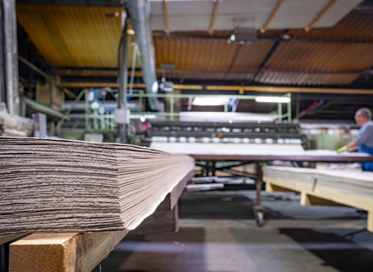 In der Produktion des Pappenherstellers Obenauf.