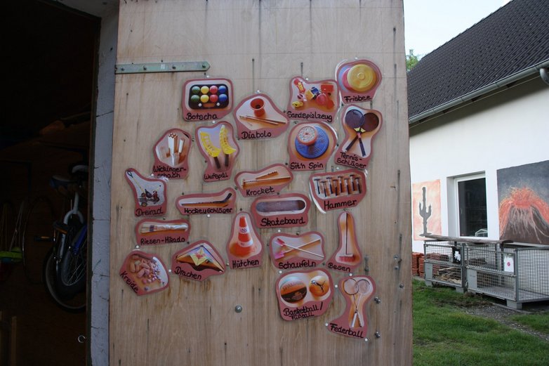 Spielmöglichkeiten des Aktivspielplatz in Wolfsburg sind ausgeschildert. 