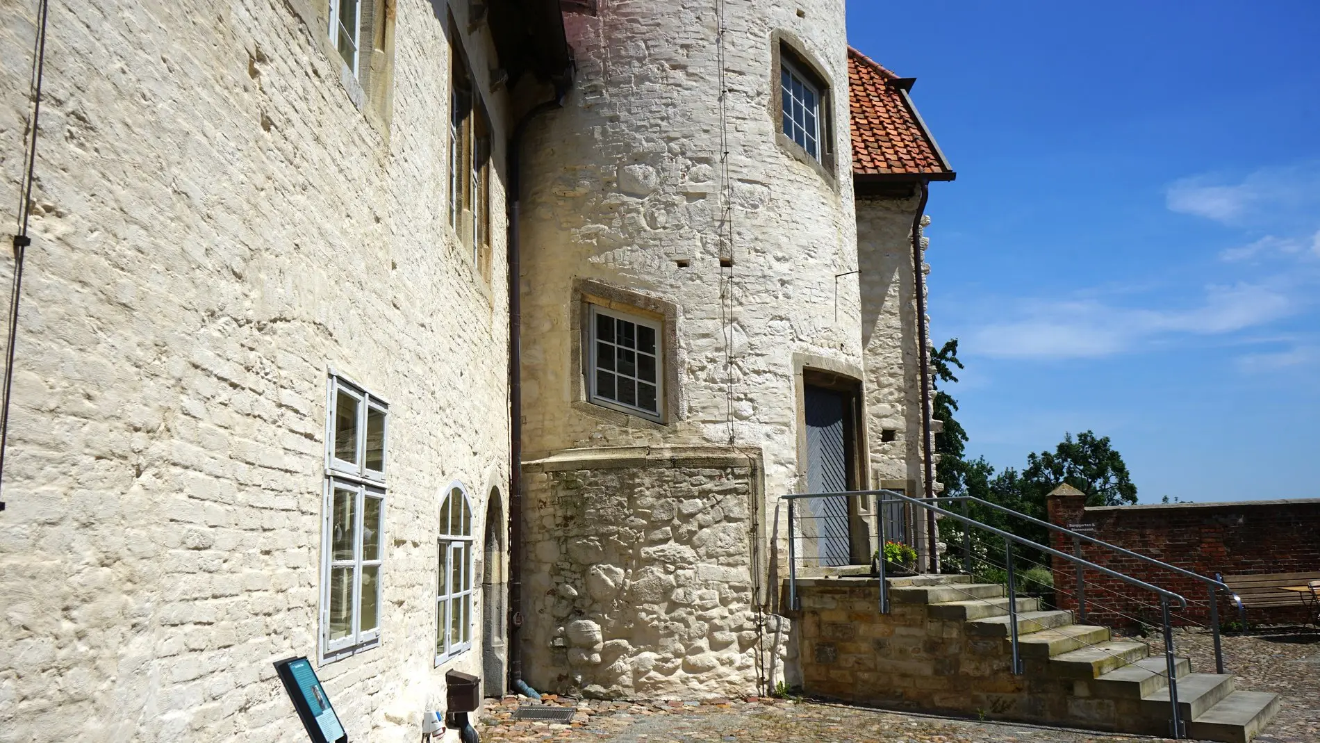 Blick auf schräge Fenster im Turm. Sie wurdne in der Spätrenaissance eingebaut.