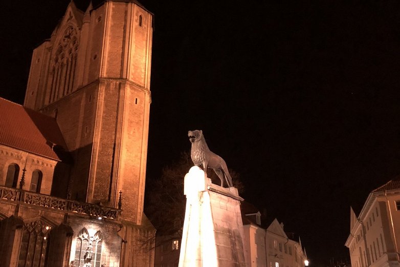 Der Burgplatz in Braunschweig bei Nacht.