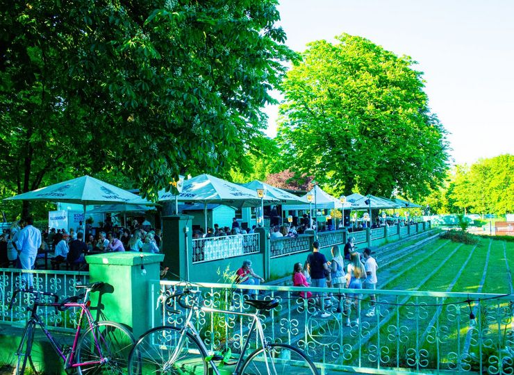 Im östlichen Ringgleisabschnitt lassen wir die Tour gemütlich im Biergarten ausklingen.