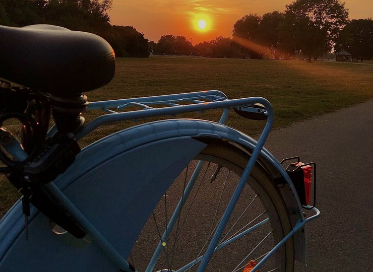 Sonnenuntergang über dem Gepäckträger eines Fahrrads.